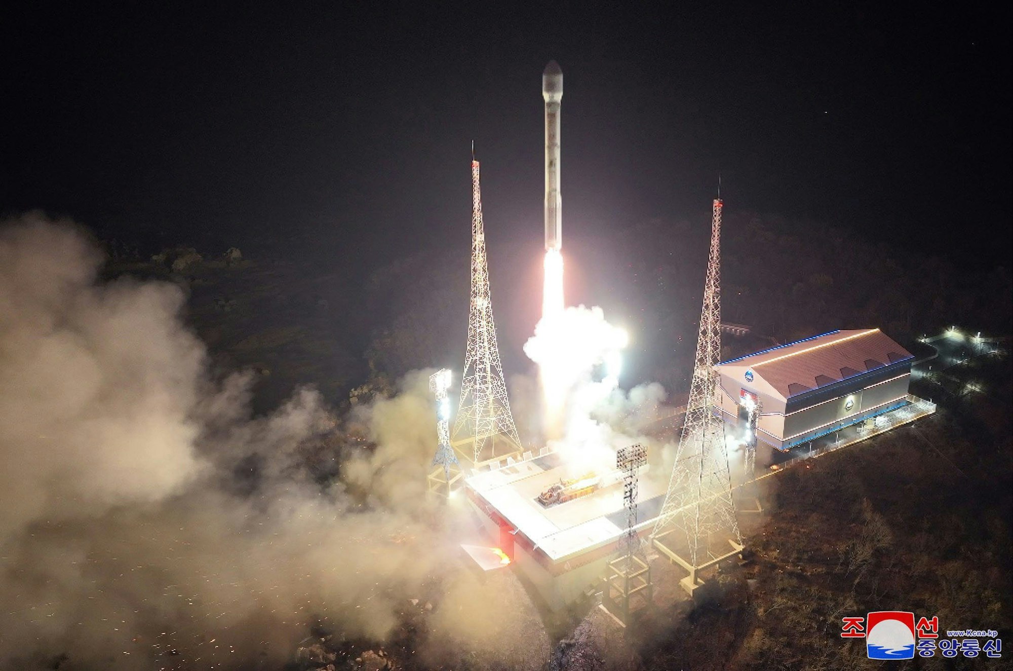Diese am 22.11.2023 von der zentralen nordkoreanischen Nachrichtenagentur KCNA zur Verfügung gestellte Aufnahme zeigt nach Angaben von KCNA den Start einer Rakete vom Typ «Chollima-1».