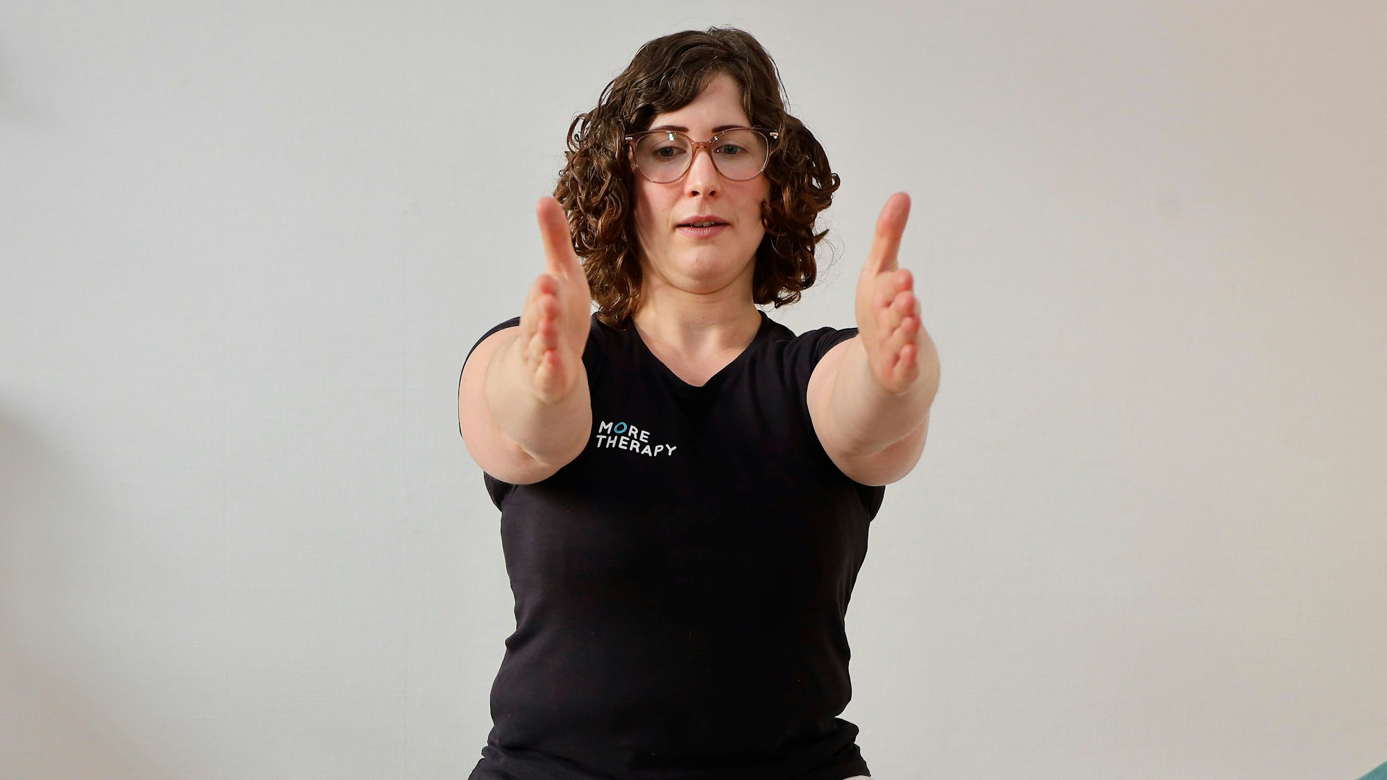 Physiotherapeutin Anna Schweitzer zeigt eine Übung für den Beckenboden.