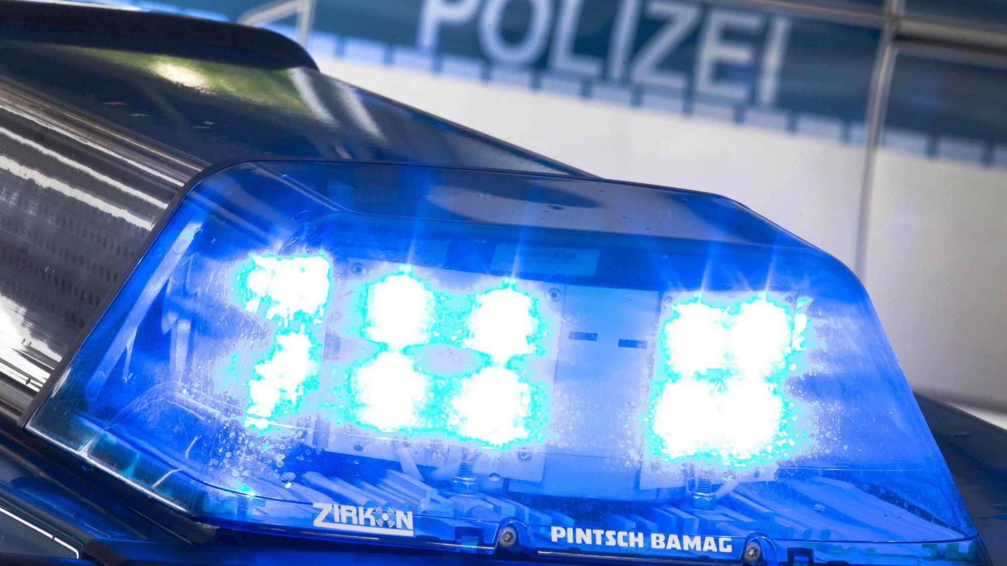Eine Blaulicht leuchtet auf dem Dach eines Polizeiwagens. Mit dem Gesetz geriet ein 36-Jähriger in Konflikt, der von einer Feier verwiesen worden war.
