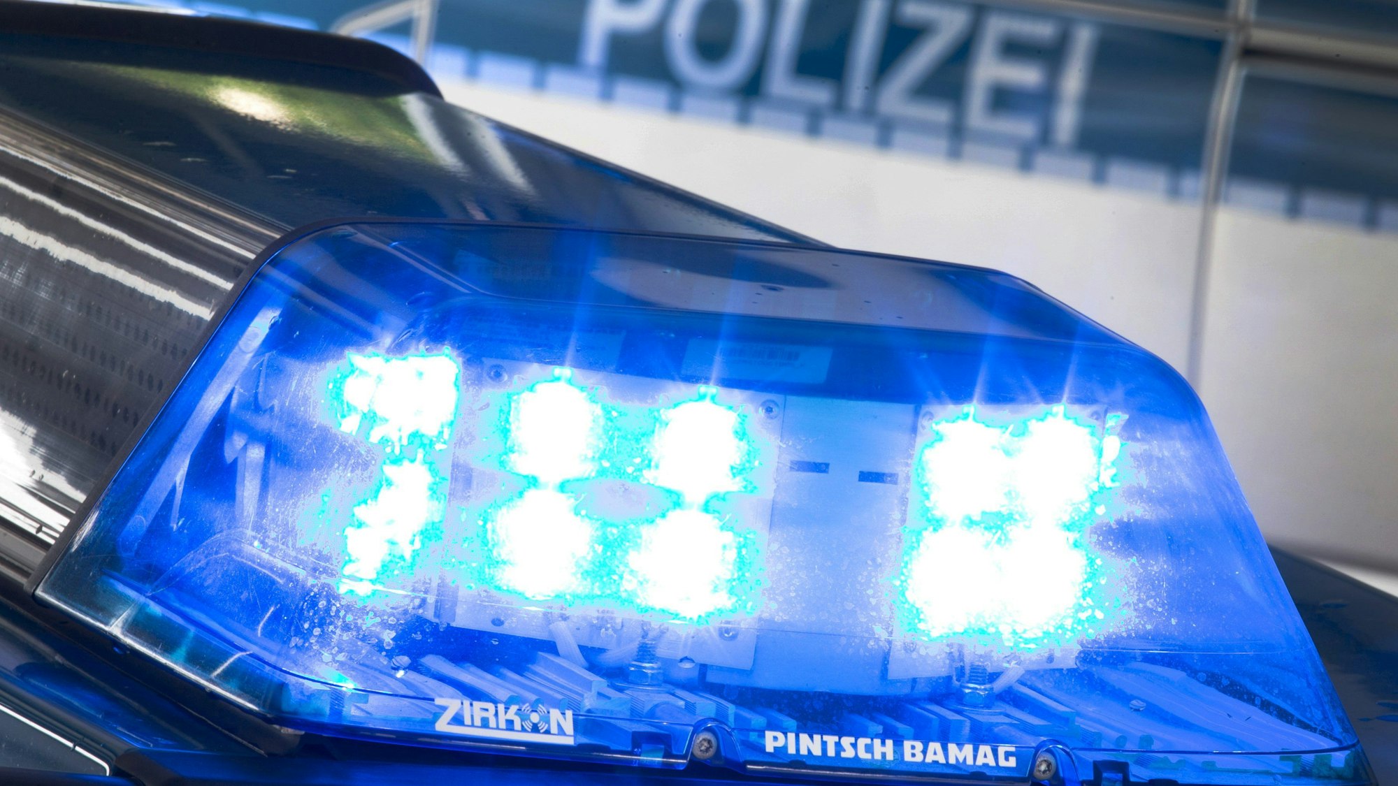 Eine Blaulicht leuchtet auf dem Dach eines Polizeiwagens. Mit dem Gesetz geriet ein 36-Jähriger in Konflikt, der von einer Feier verwiesen worden war.