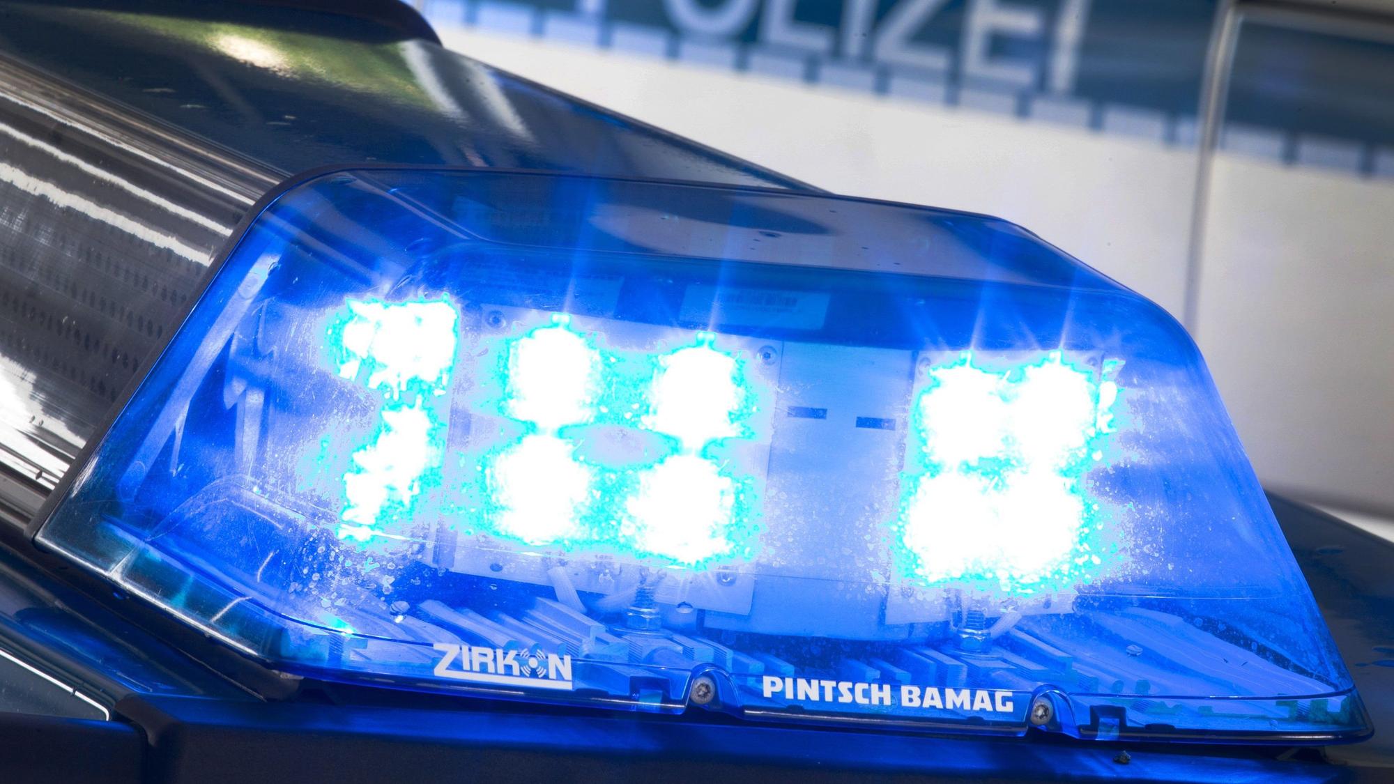 Das Blaulicht eines Streifenwagens leuchtet.