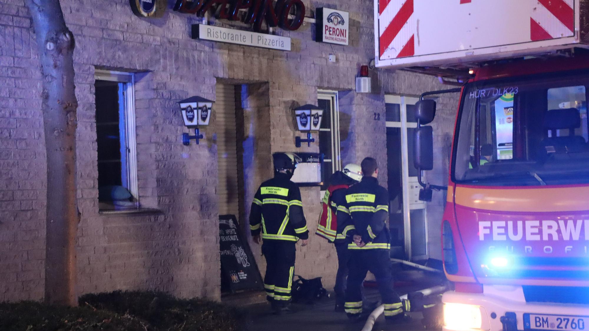 23.11.2023-Ein Bewohner musste von der Feuerwehr mit der Drehleiter aus dem Fenster im Dachgeschoss gerettet werden. Nur im schwerem Atemschuss konnten die Feuerwehrleute ins Haus, wo sie im ersten Obergeschoss auch noch einen Hund retteten.