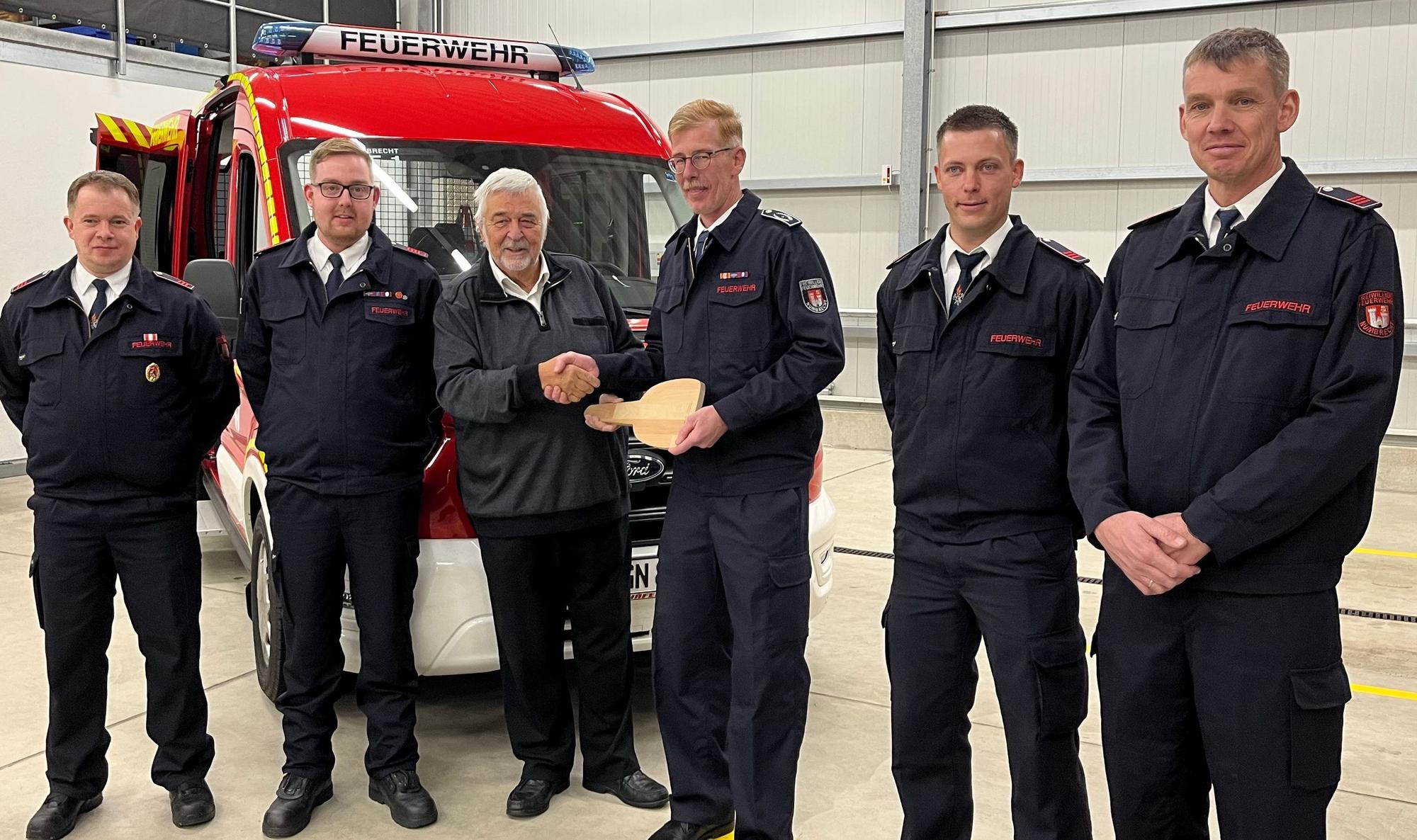 Auf dem Bild (von links): Hartmut Weber, Löschgruppenführer Hömel, Lucas Dunst, stellvertretender Löschgruppenführer Hömel, Gerhard Dittich, Sascha Polke, stellvertretender Leiter der Feuerwehr, Timo Mortsiefer, Löschgruppenführer Winterborn, Markus Kloppenburg, stellvertretender Löschgruppenführer Winterborn.