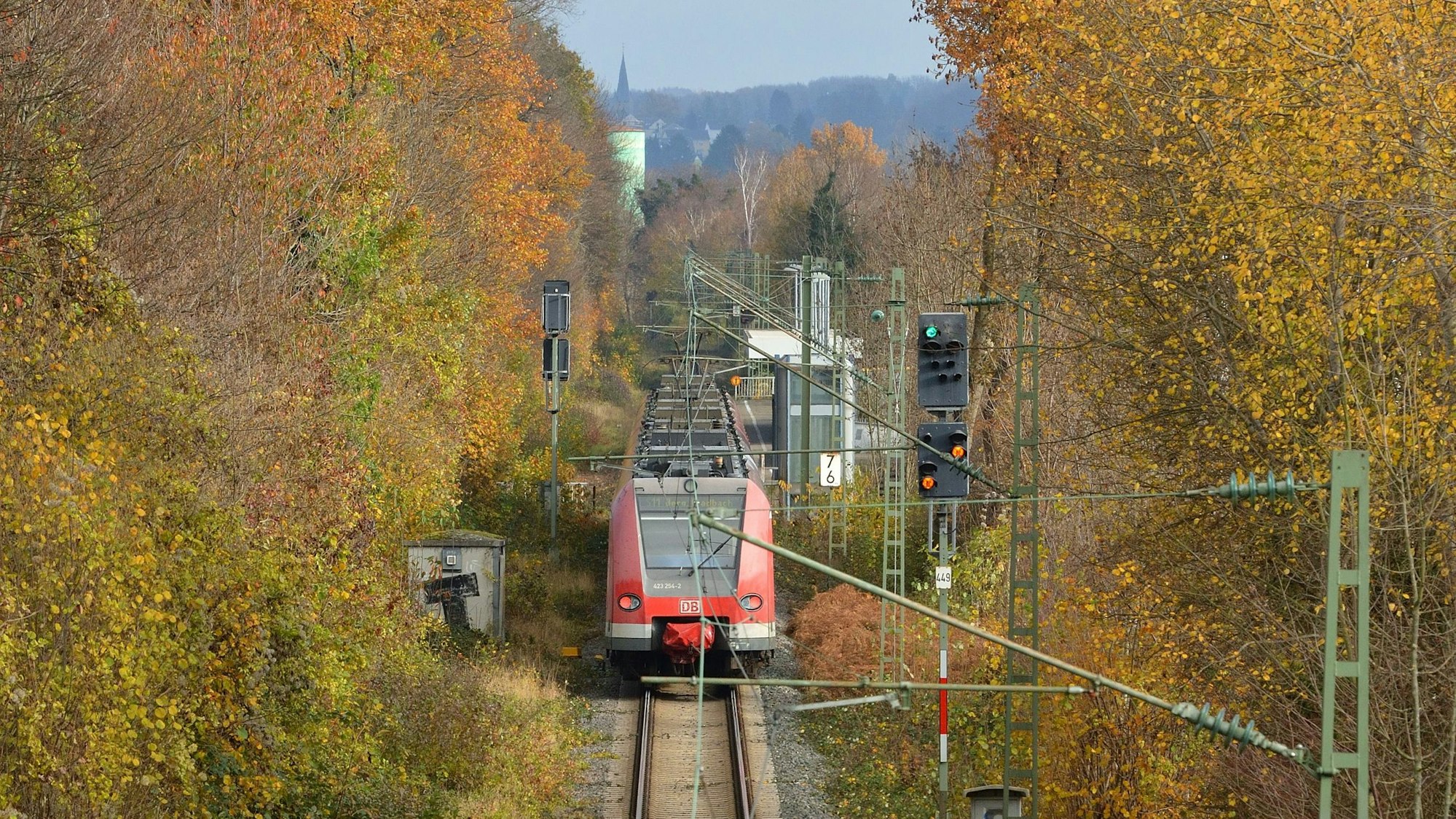 Das Foto zeigt eine S-Bahn S11 auf ihrem Weg von Bergisch Gladbach nach Köln
