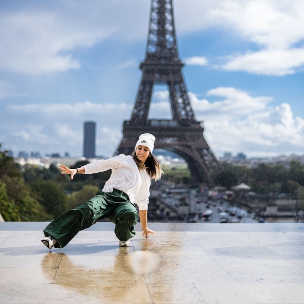Breakdancerin Jilou Rasul vor dem Eiffelturm in Paris.