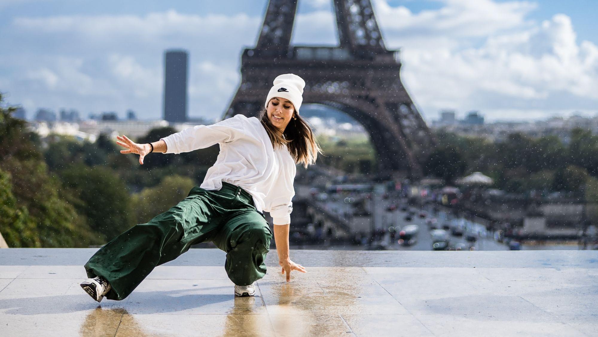 Breakdancerin Jilou Rasul vor dem Eiffelturm in Paris.