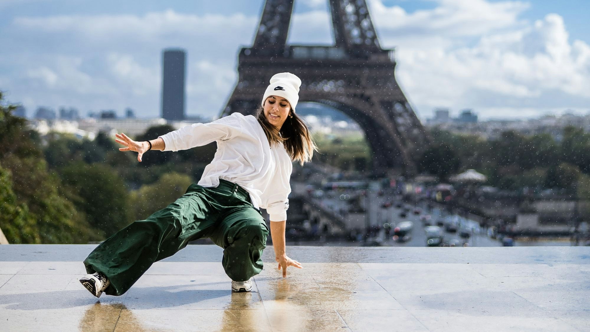 Breakdancerin Jilou Rasul vor dem Eiffelturm in Paris.