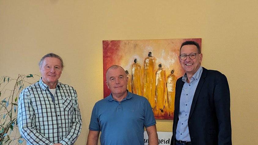 Burscheids Bürgermeister Dirk Runge steht neben den Schiedsleuten Elmar Eck und Wolfgang Brost.