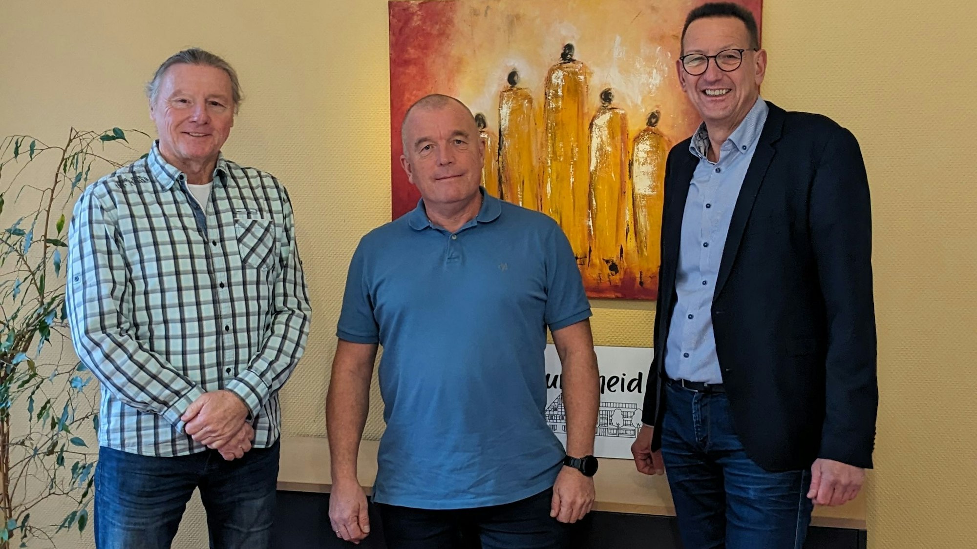 Burscheids Bürgermeister Dirk Runge steht neben den Schiedsleuten Elmar Eck und Wolfgang Brost.