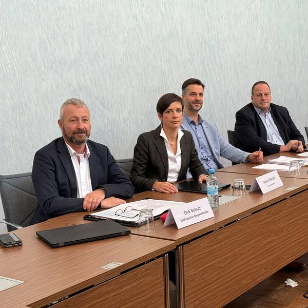 Auf dem Foto sind Erftstadts Bürgermeisterin Carolin Weitzel und drei ihrer Kollegen aus dem Verwaltungsvorstand zu sehen.
