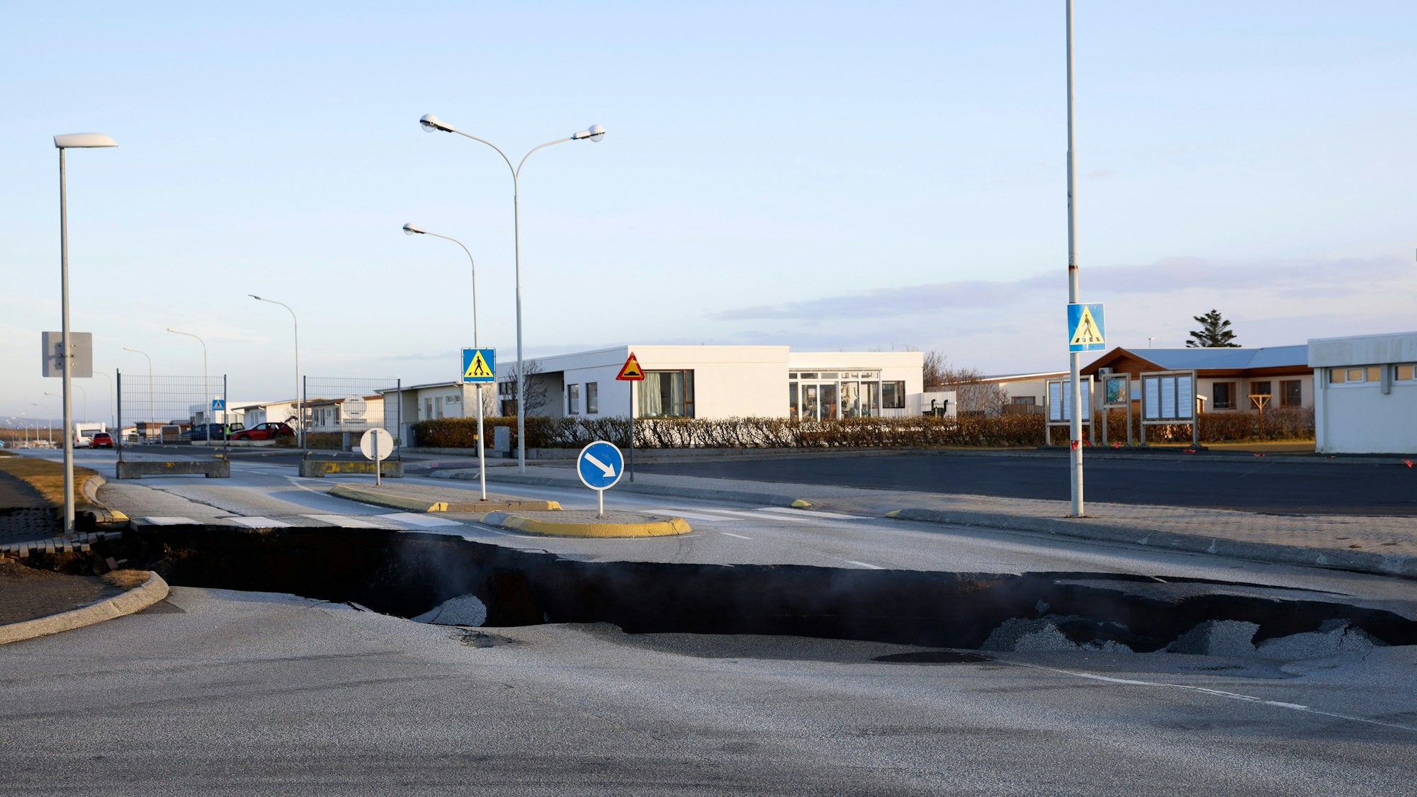 Der Magmatunnel unter der Stadt Grindavík hat zahlreiche Risse in der Erdoberfläche verursacht. Im Zentrum des Ortes hat sich ein großer Erdspalt gebildet.