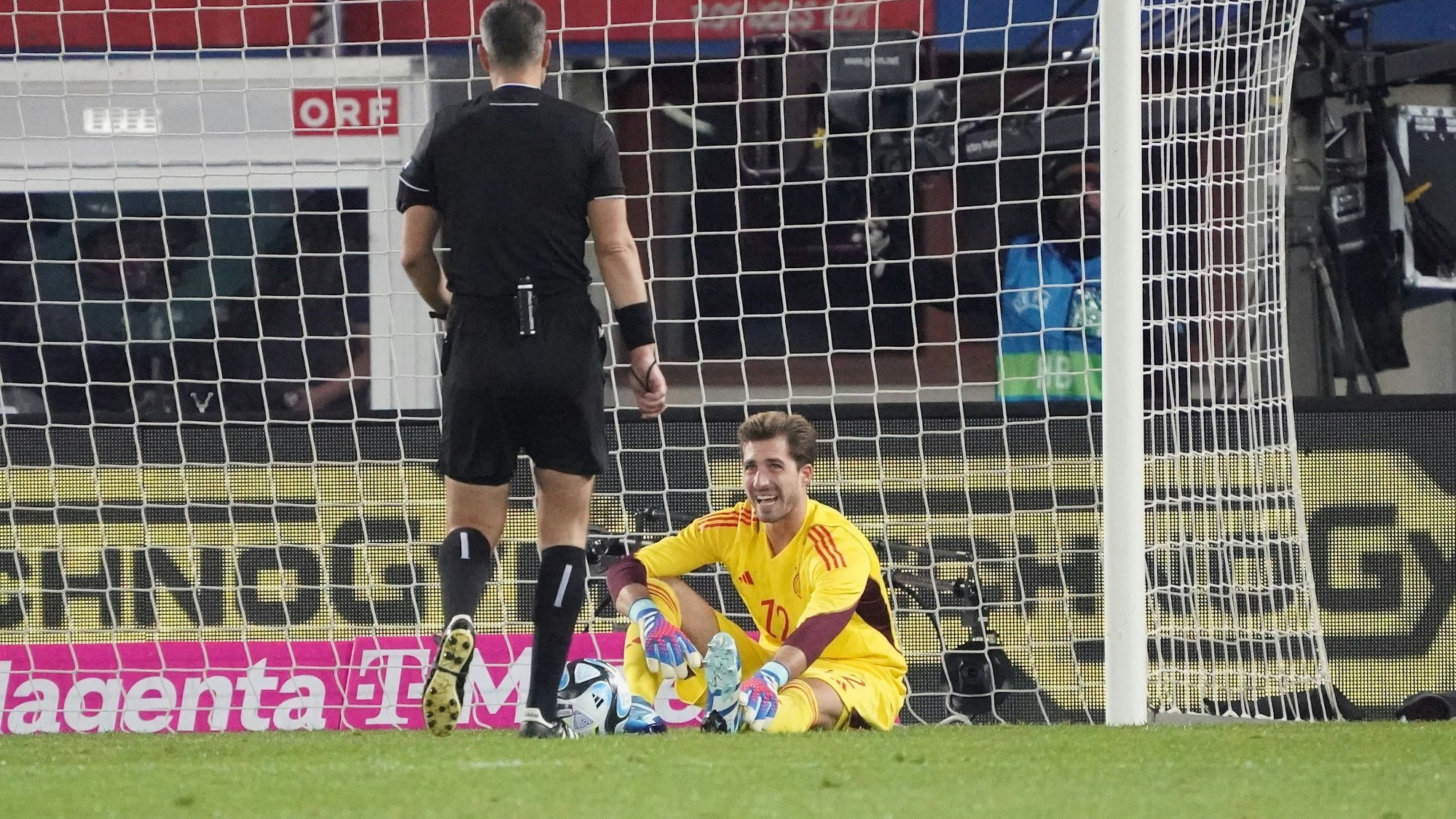 Das tut weh! Oder doch nicht? Kevin Trapp liegt am Boden und signalisiert, dass er eine Behandlung braucht. Hat Julian Nagelsmann ihn zu einer Schauspieleinlage verleitet?