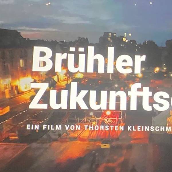 Zu sehen ist der Filmtitel und im Hintergrund ein Bild des nächtlichen Platzes Belvedere.