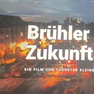 Zu sehen ist der Filmtitel und im Hintergrund ein Bild des nächtlichen Platzes Belvedere.