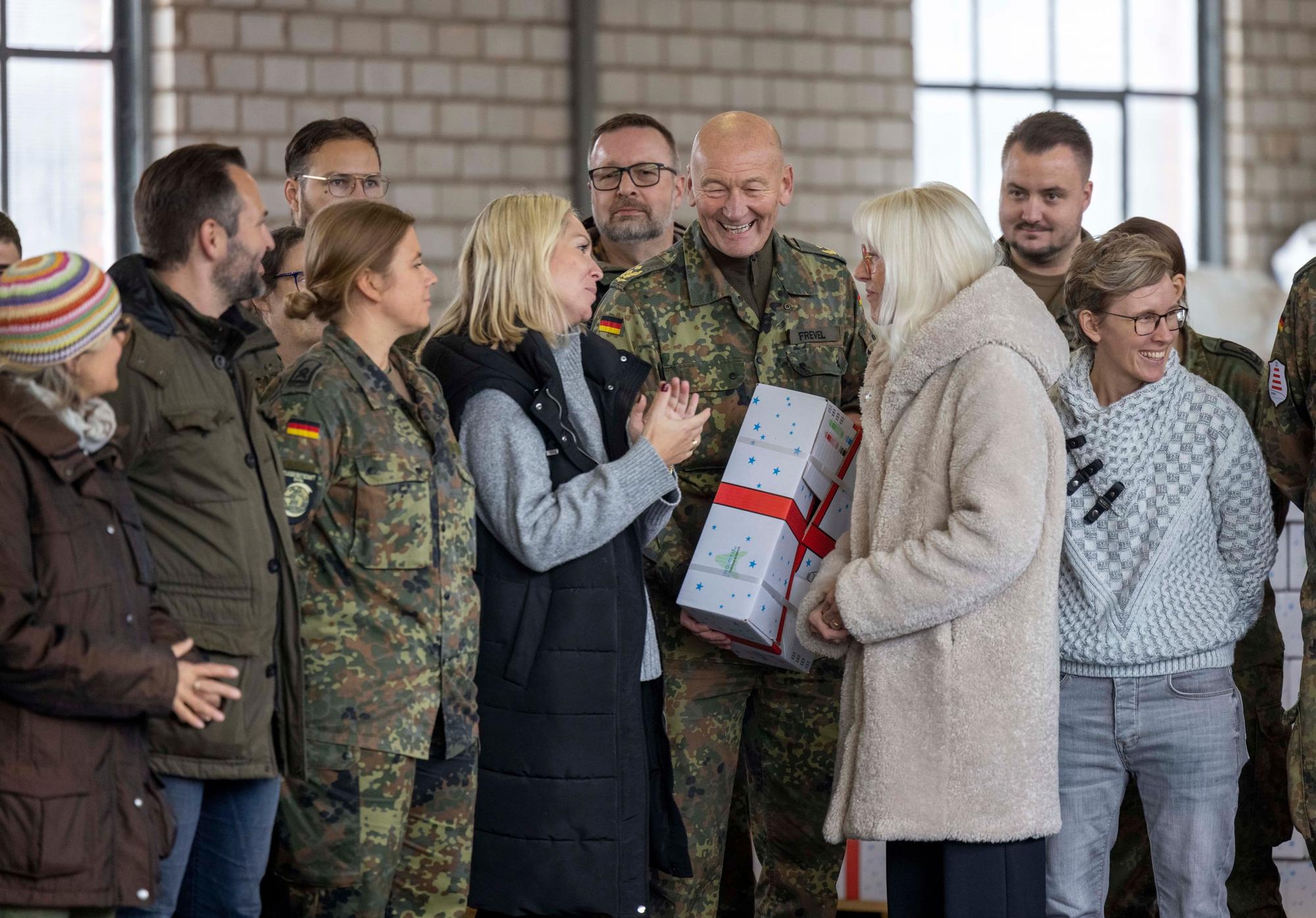 Schließlich gibt es ein ein Dankeschön an alle — auch an Elfie Scho-Antwerpes vom Paritätischen Wohlfahrtsverband.