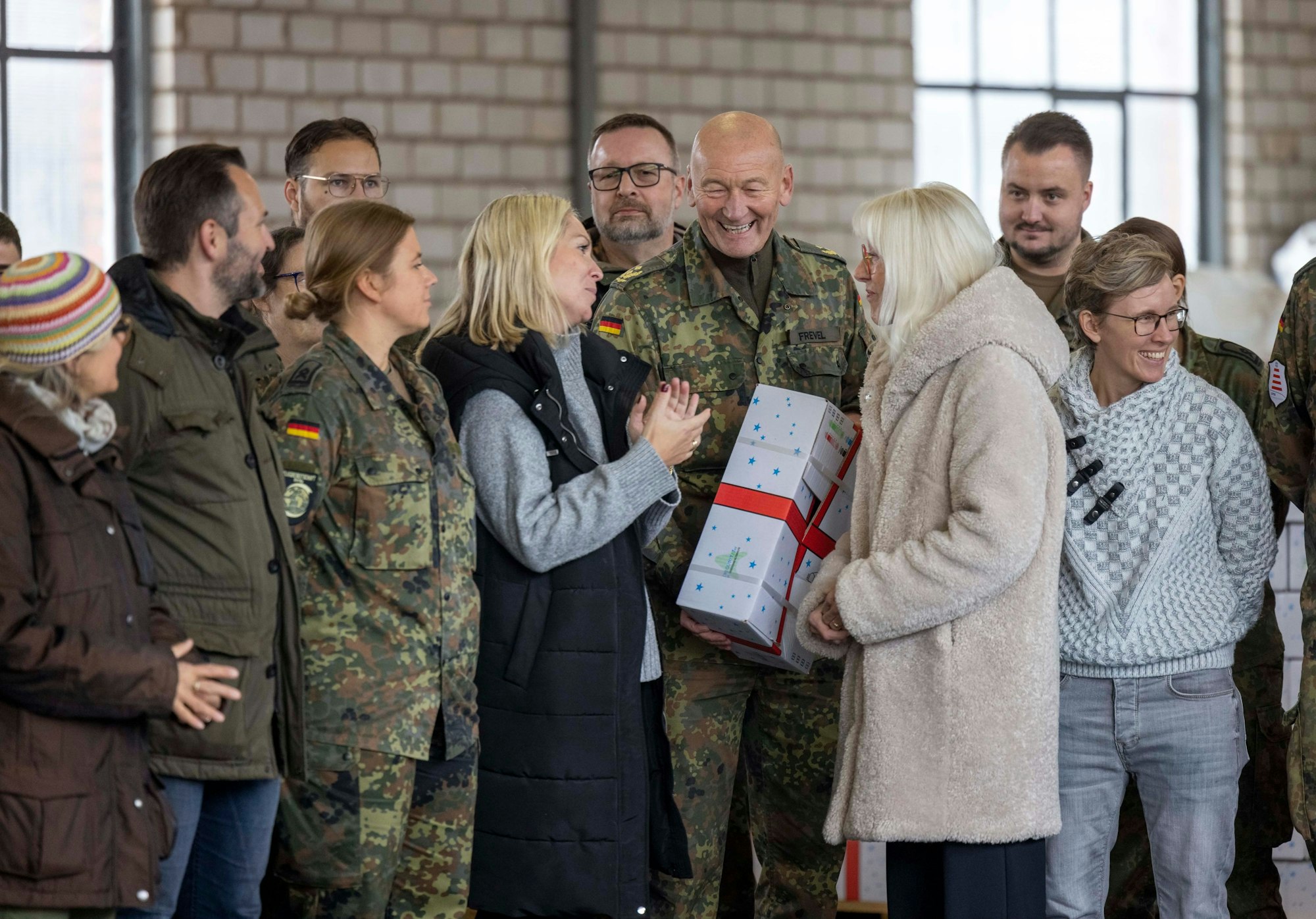 Schließlich gibt es ein ein Dankeschön an alle — auch an Elfie Scho-Antwerpes vom Paritätischen Wohlfahrtsverband.
