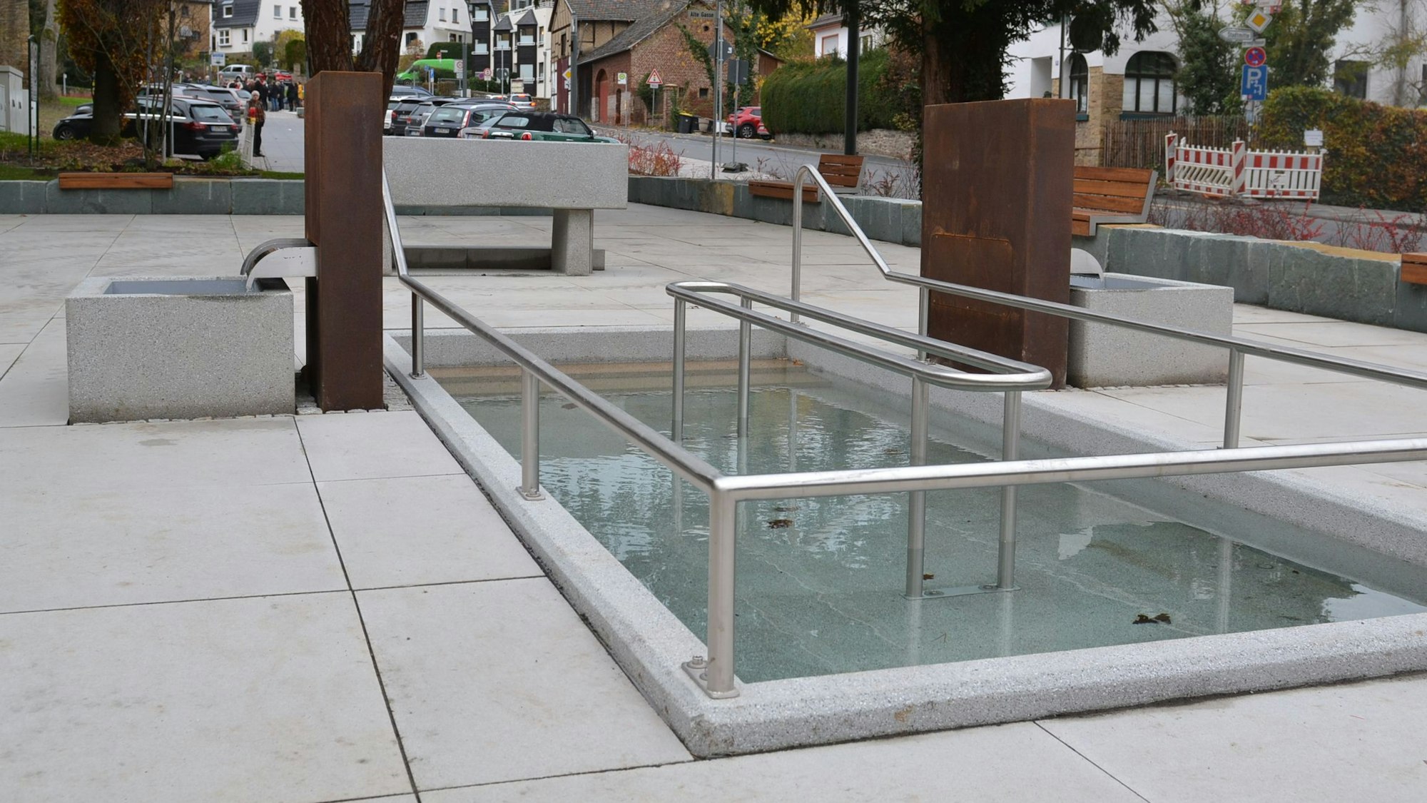Ein neues Kneipp-Tretbecken am Europaplatz in Bad Münstereifel.
