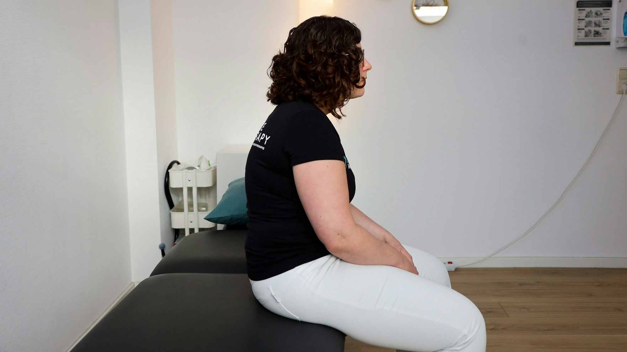 Physiotherapeutin Anna Schweitzer zeigt eine Übung für den Beckenboden.