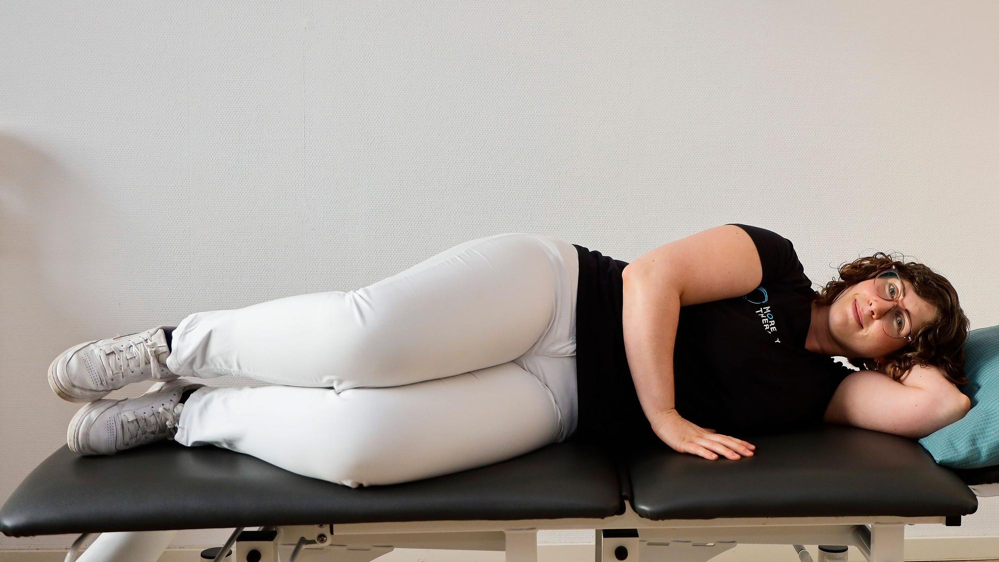 Physiotherapeutin Anna Schweitzer zeigt eine Übung für den Beckenboden.