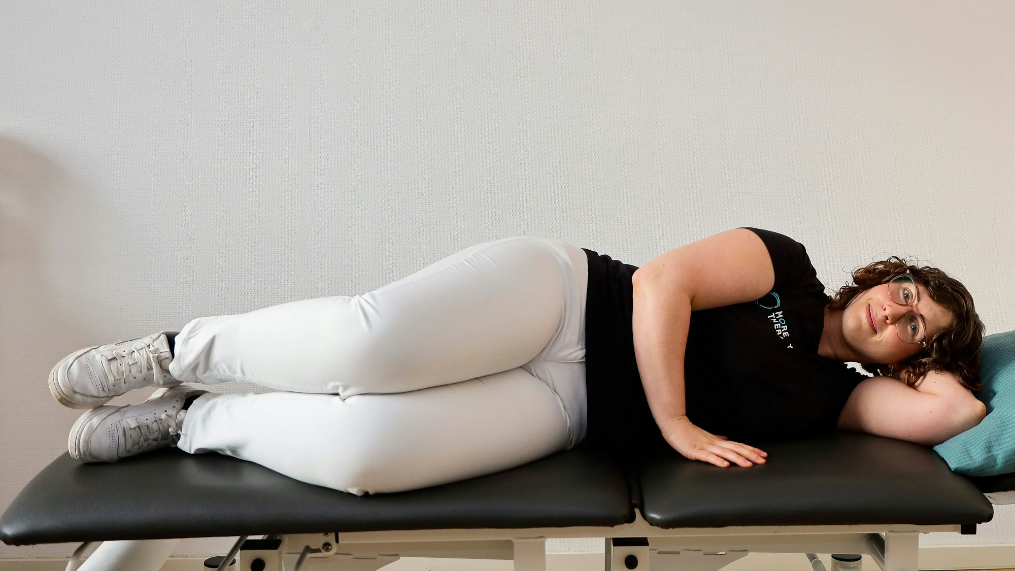 Physiotherapeutin Anna Schweitzer zeigt eine Übung für den Beckenboden.