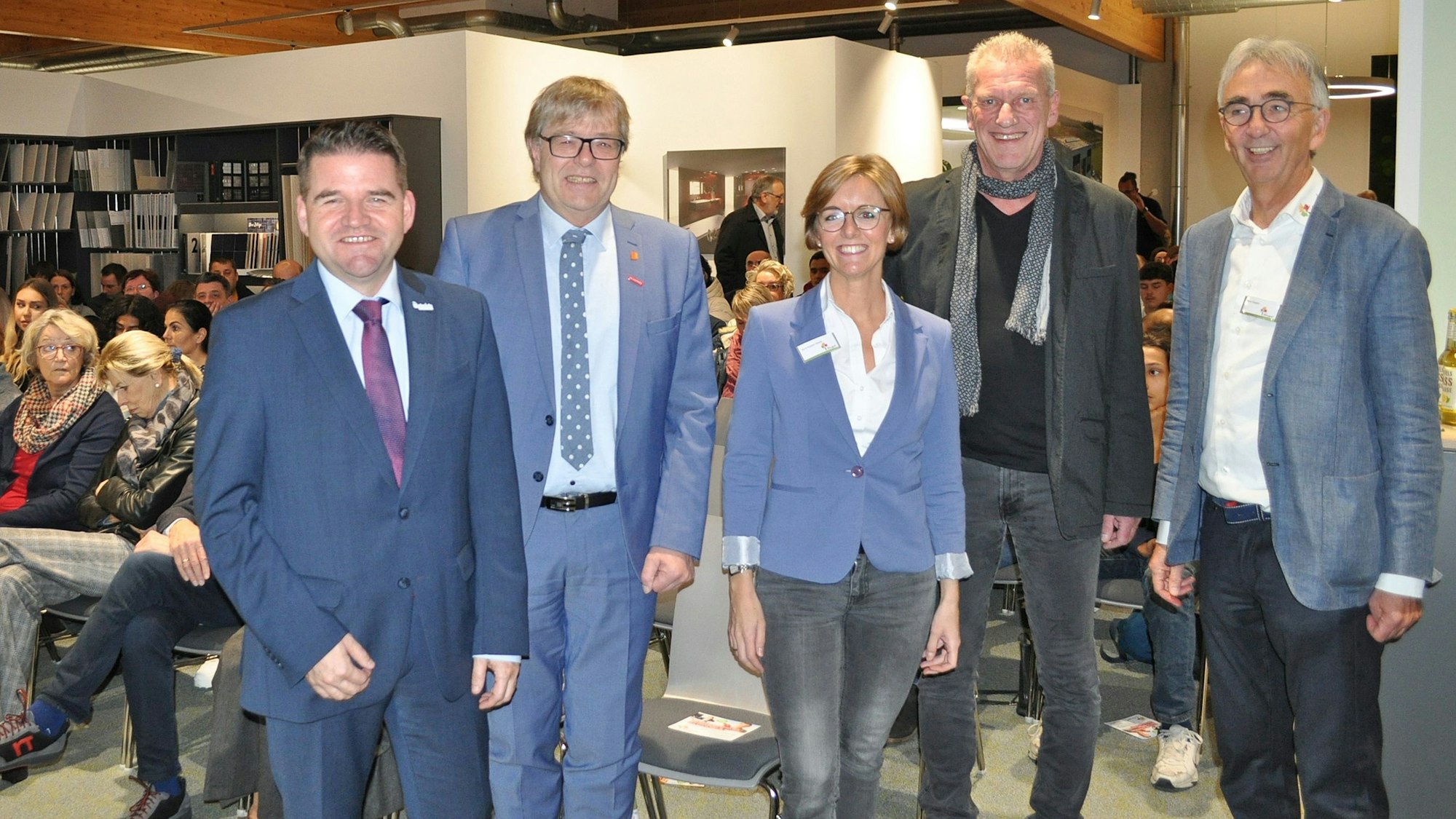 Gemeinsam für MeGA - die Meckenheimer Garantie für Ausbildung (v.l.n.r.): Bürgermeister Holger Jung, Kreishandwerksmeister Thomas Radermacher, Vera Küpper-Racke, Schulleiter THR Peter Hauck, und Peter Küpper vor den Schülerinnen und Schülern der 9. Klasse