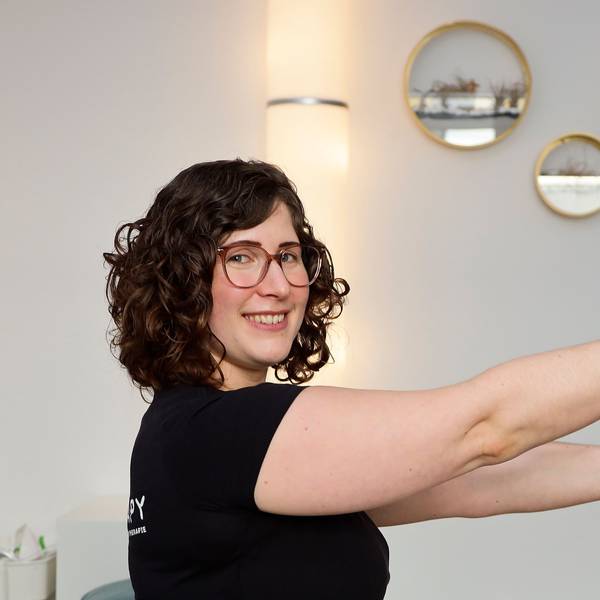 Physiotherapeutin Anna Schweitzer zeigt vier einfache Übungen für den Beckenboden.