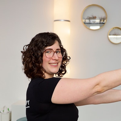 Physiotherapeutin Anna Schweitzer zeigt vier einfache Übungen für den Beckenboden.