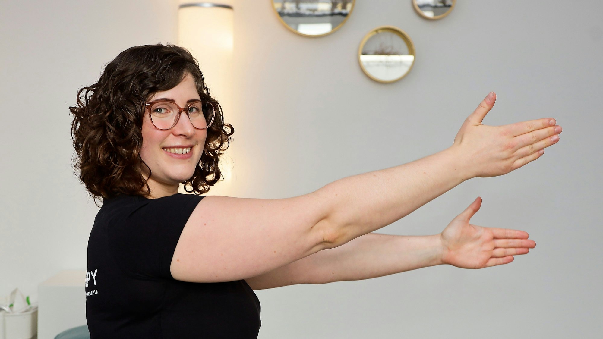 Physiotherapeutin Anna Schweitzer zeigt vier einfache Übungen für den Beckenboden.