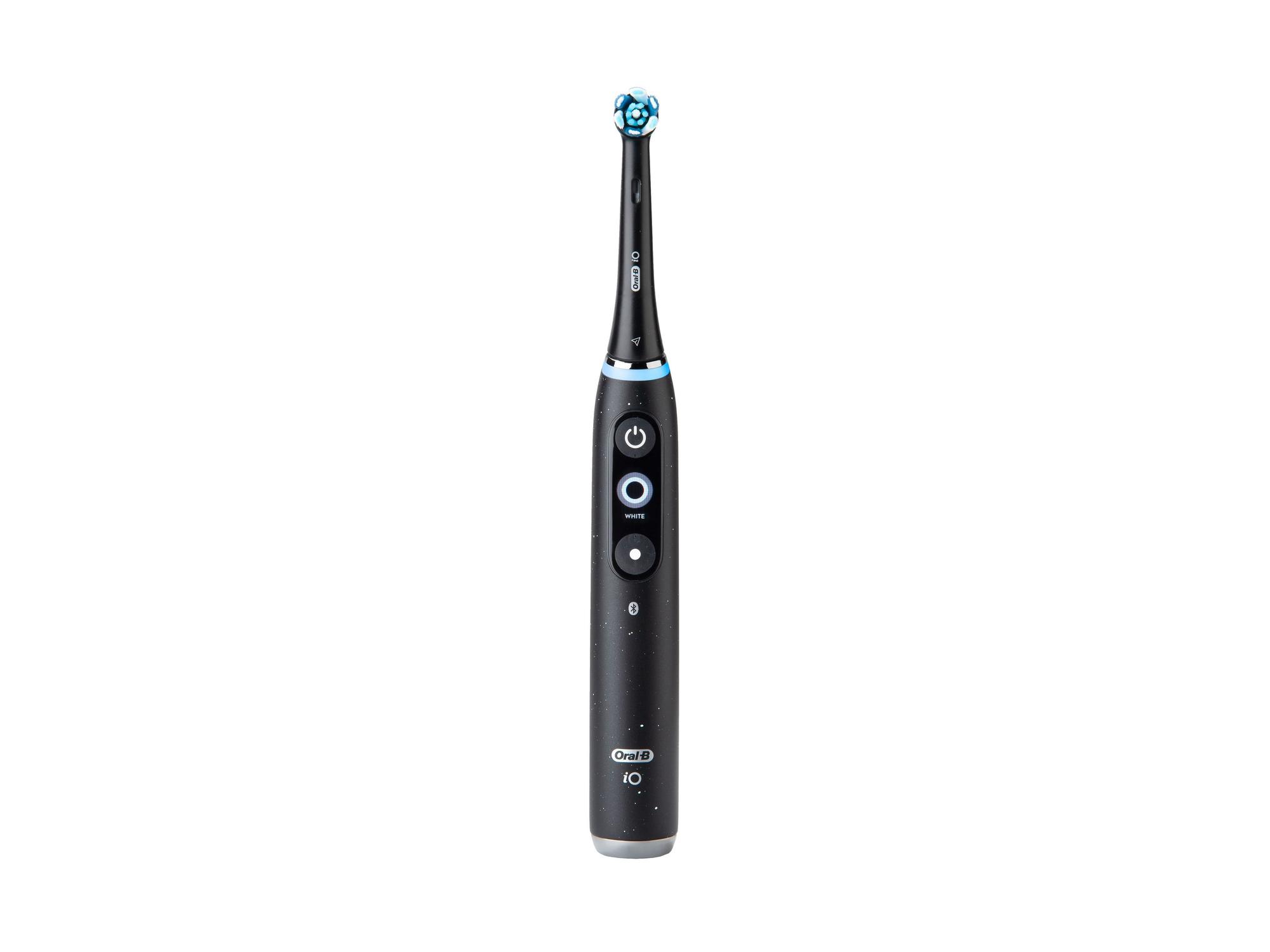Elektrische Zahnbürste des Modells „iO Series 10 Cosmic Black“ von Oral-B
