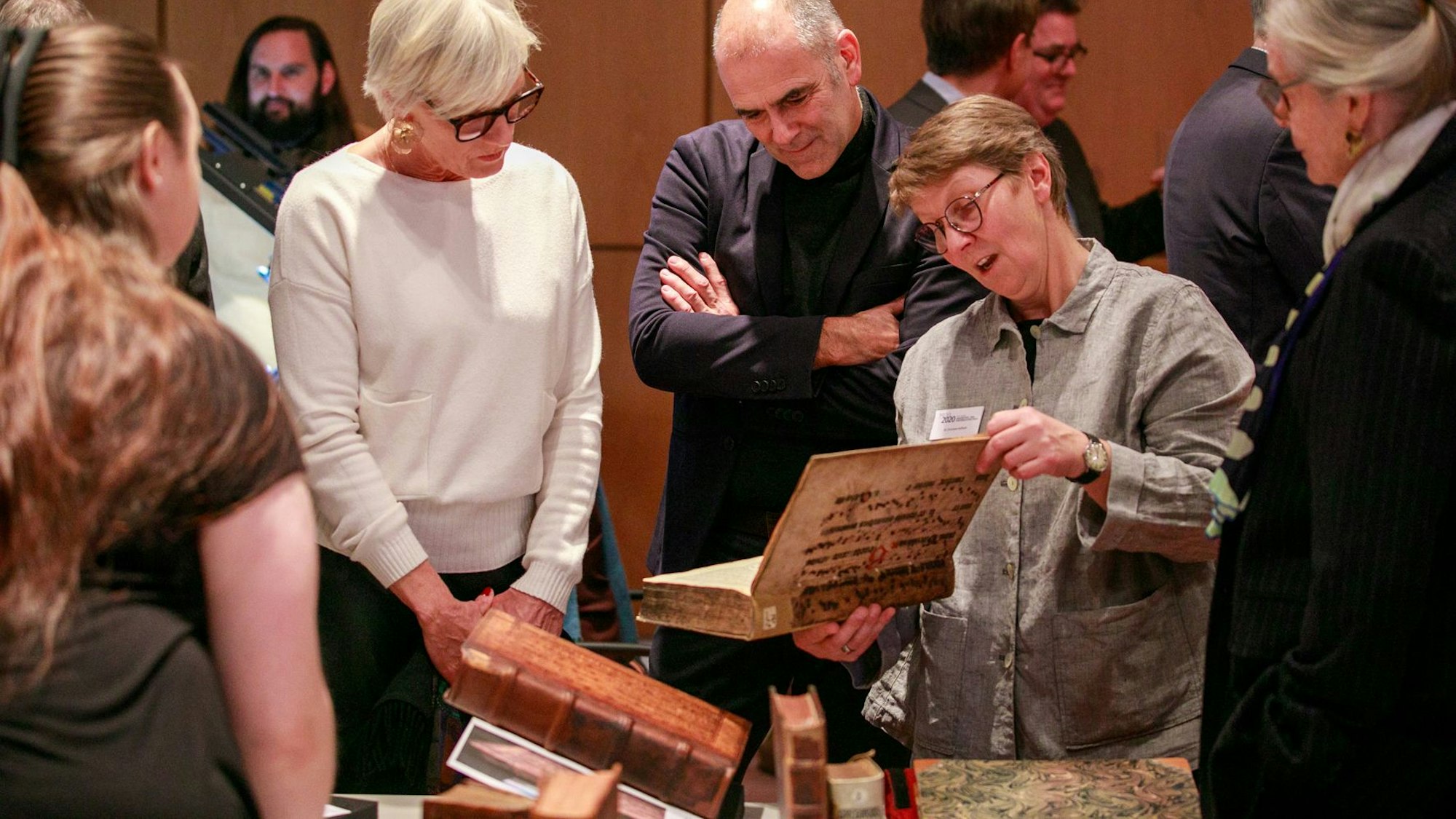 Bei einer kleinen Ausstellung bestaunten die Gäste der Festveranstaltung Exemplare aus der Wallraf-Bibliothek.