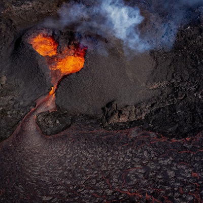 Magma und heiße Lava strömen aus einem Vulkan auf der Reykjanes-Halbinsel. Forscher fürchten einen verheerenden Vulkanausbruch eines 15 Kilometer langen Magmatunnels. Es könnte die verheerendste Eruption seit 50 Jahren auf Island sein. (Archivbild)