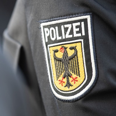 Das Abzeichen der Bundespolizei ist auf der Jacke eines Polizisten zu sehen. (Symbolbild)