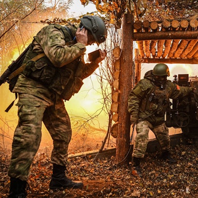 Eine russische Artillerieeinheit feuert auf ukrainische Stellungen. Zuletzt musste die russische Armee Rückschläge hinnehmen. Die Stimmung bei der Truppe sei schlecht, heißt es. (Archivbild)