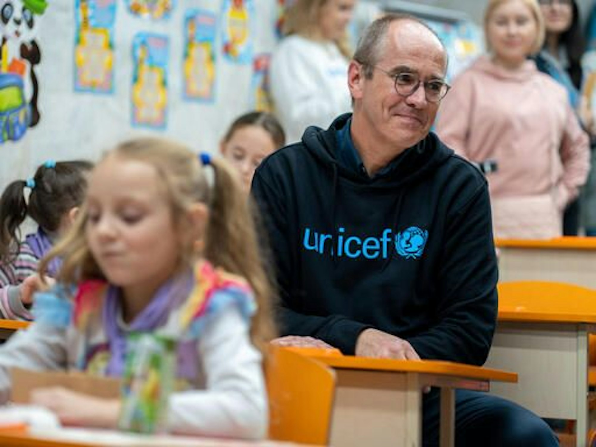Charkiw, 07. November 2023: U-Bahn-Schule in der Stadt Charkiw, U-Bahn-Station der Universität, Christian Schneider.
Das Foto entstand während des Besuchs von Christian Schneider, Geschäftsführer von UNICEF Deutschland, und Christine Kahmann, Referentin für Kommunikation und Kinderrechte, in der Ukraine im November 2023, wo sie von UNICEF unterstützte Projekte besuchten.