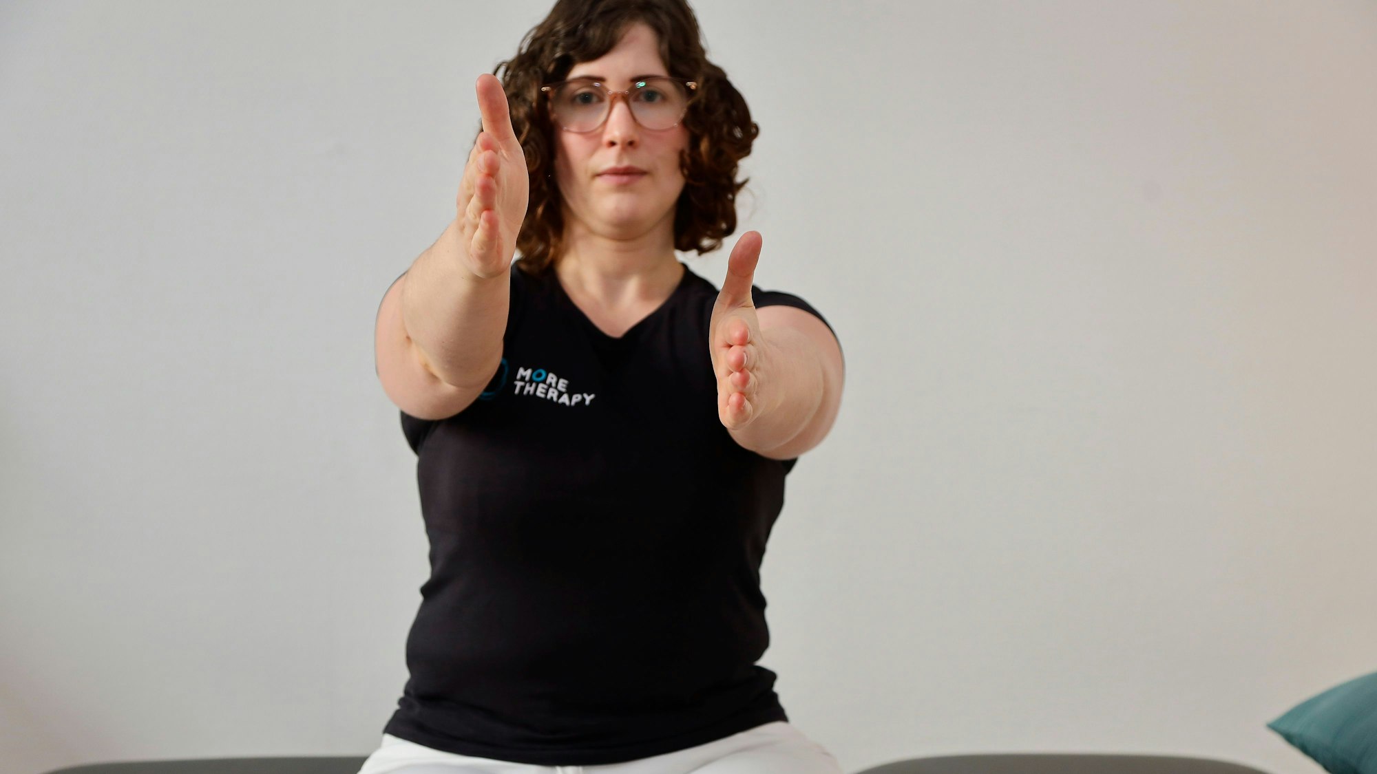 Physiotherapeutin Anna Schweitzer zeigt eine Übung für den Beckenboden.