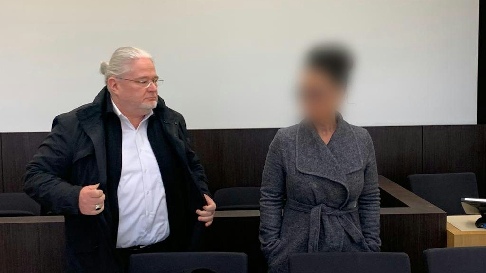 Die Angeklagte (r) steht beim Prozessbeginn in einem Saal des Düsseldorfer Amtsgerichts neben ihrem Anwalt Murat Sertsöz.