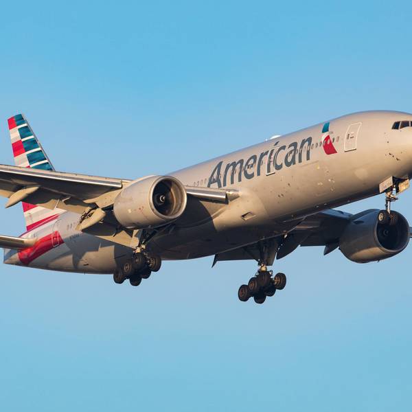 Eine Boeing 777 der US-amerikanischen Fluggesellschaft American Airlines im Landeanflug. (Symbolbild)