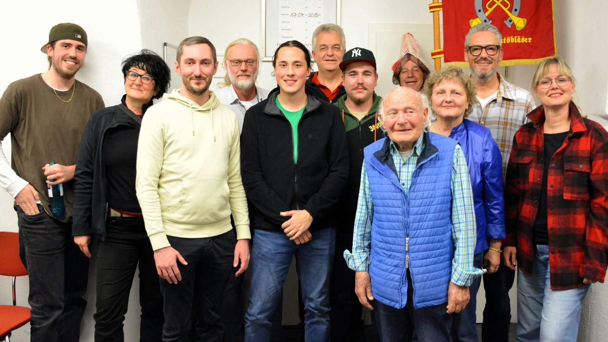 Eine Gruppe von Menschen vor dem Fotografen.