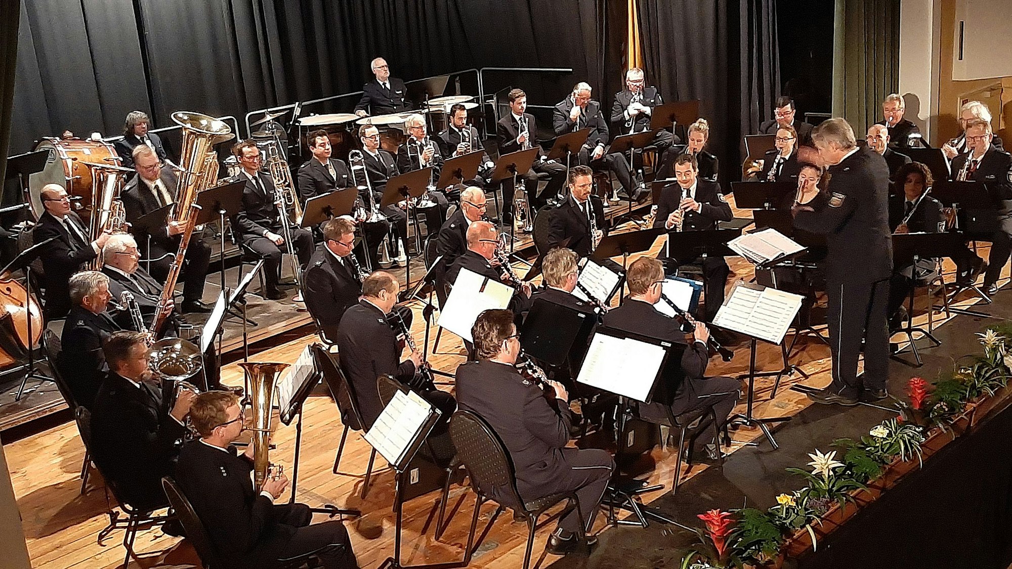 Das Foto zeigt das Landespolizeiorchester NRW unter der Leitung von Dirigent Scott Lawson während eines Konzerts.