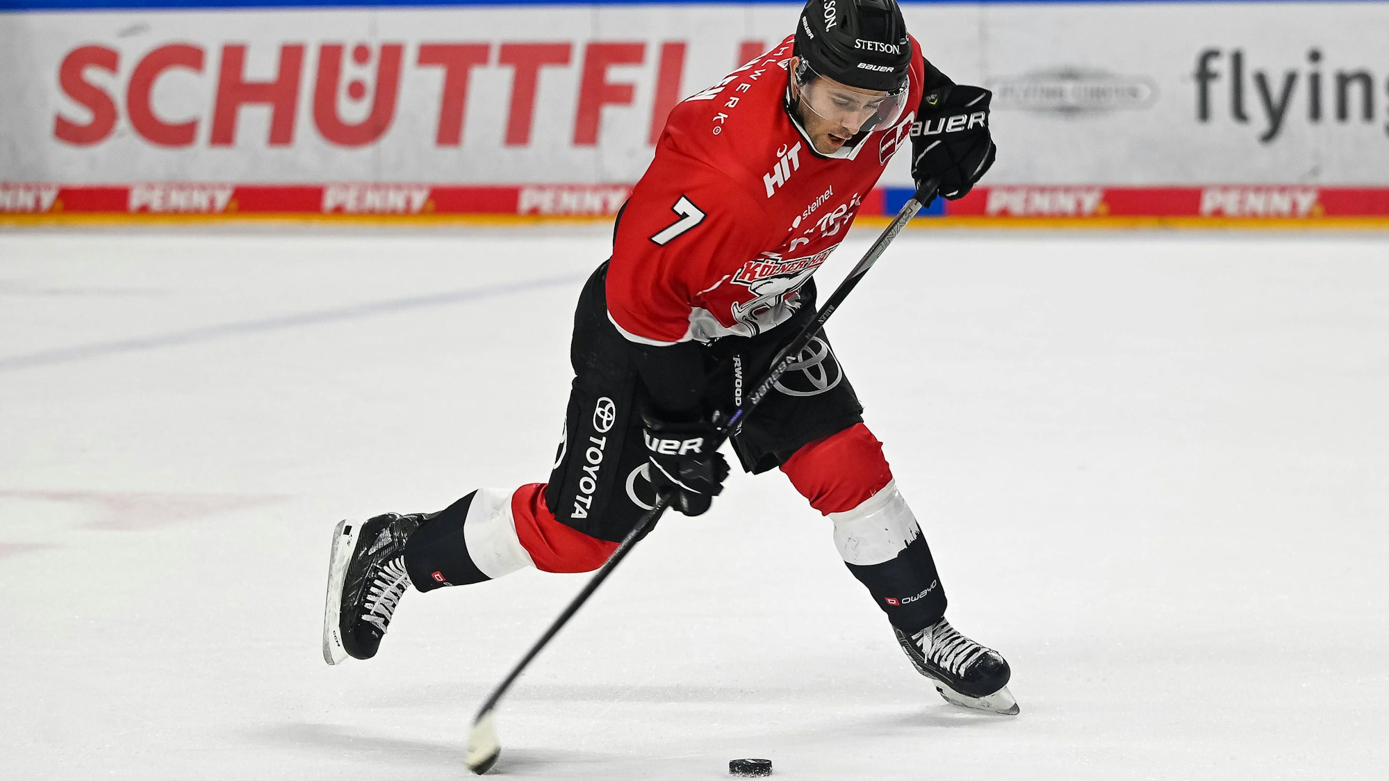 Nick Bailen erzielte mit diesem Schlagschuss ein Tor, welches gemaess Videobeweis dann wieder aberkannt wurde. Koelner Haie vs. EHC Red Bull Muenchen, Eishockey, Penny DEL, 14. Spieltag, Saison 2023/2024,