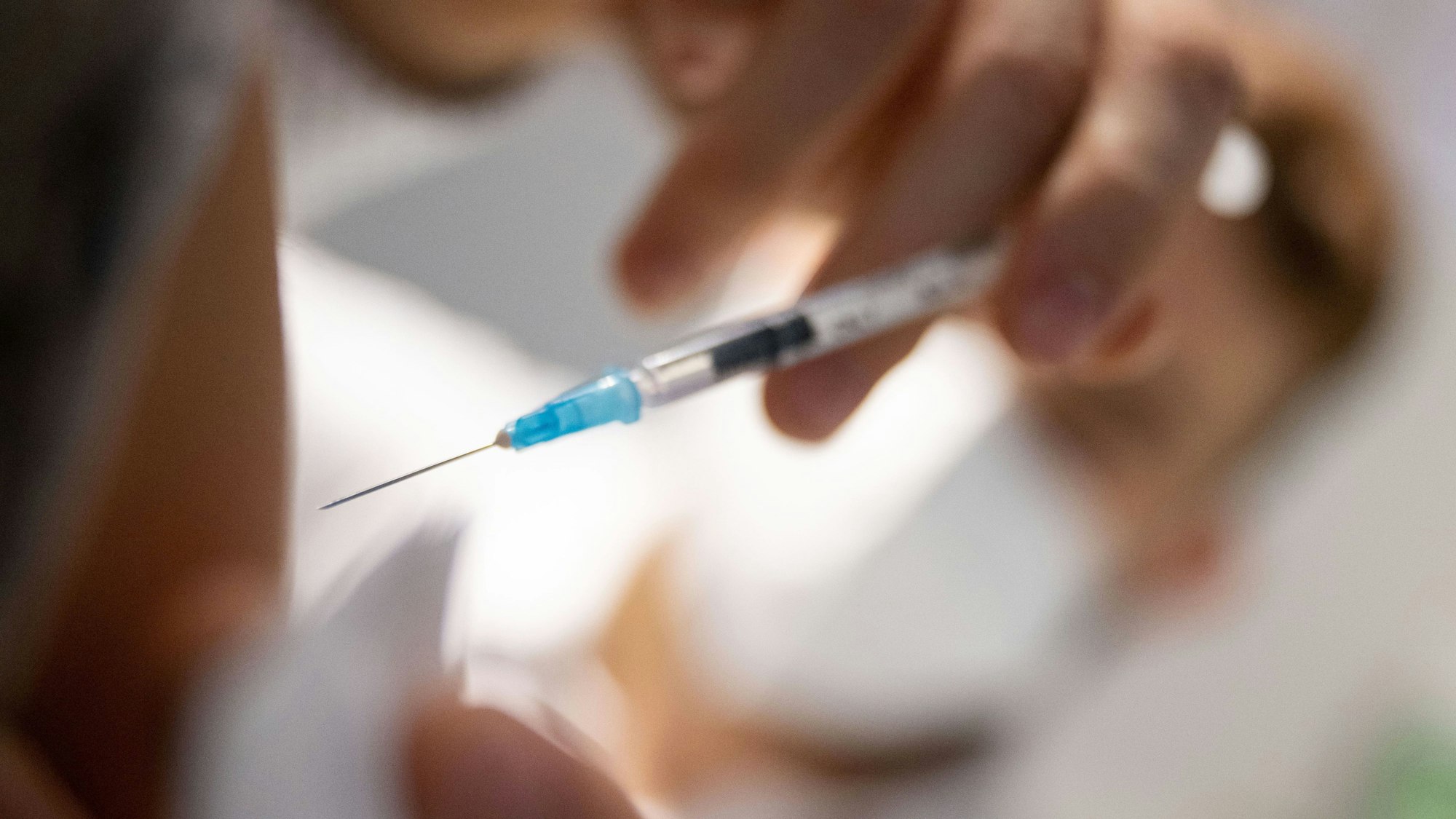 Eine Frau wird in einem Impfzentrum in der Innenstadt mit einem Corona-Impfstoff geimpft.