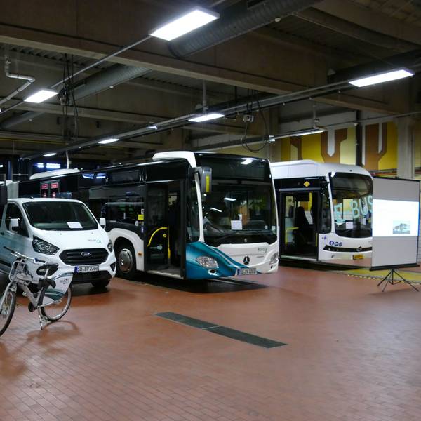 Ein Fuhrpark der RSVG steht in einer Halle.