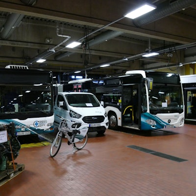 Ein Fuhrpark der RSVG steht in einer Halle.