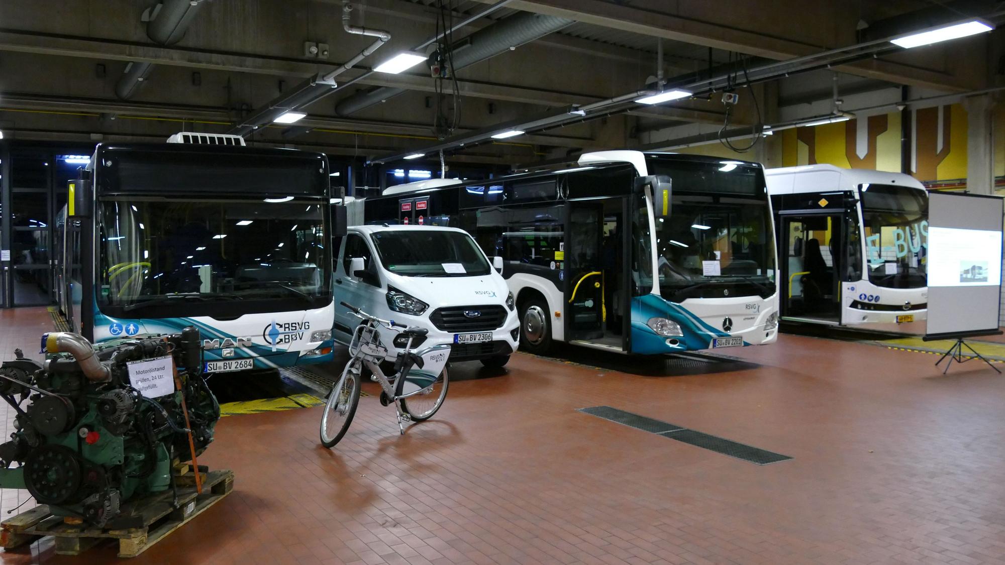 Ein Fuhrpark der RSVG steht in einer Halle.