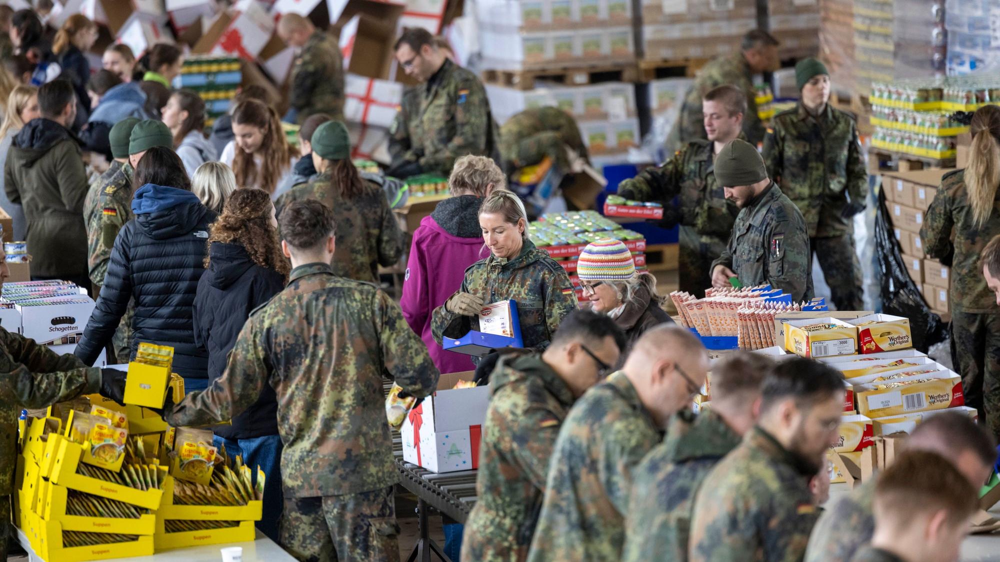 Bundeswehrsoldaten packen Pakete für die Rundschau-Altenhilfe.