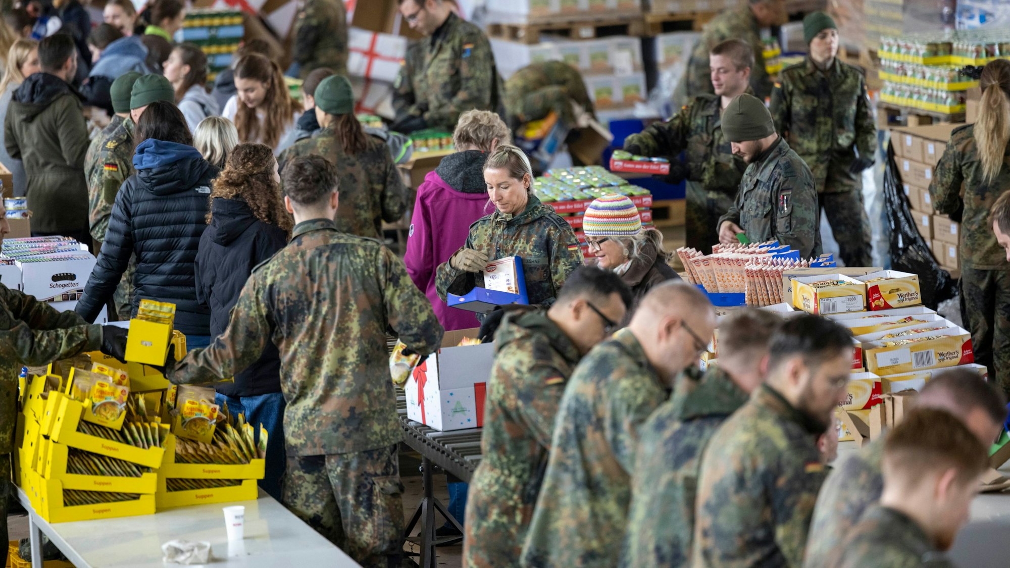 Kölnische Rundschau Altenhilfe
Weihnachtspäckchen Packaktion in der Bundeswehr-Kaserne