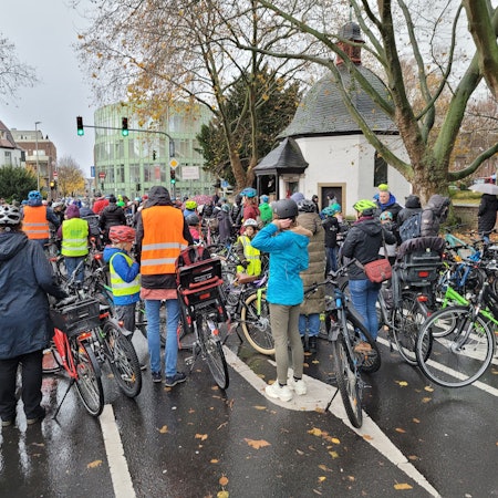 Das Foto zeigt Kinder, Jugendliche und Erwachsene nahe der Unfallstelle am Pau-Decker-Platz.
