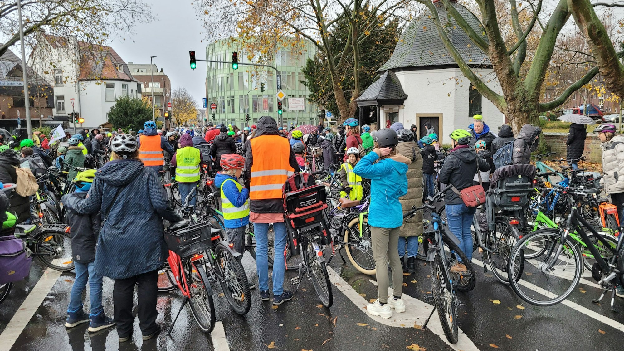 Das Foto zeigt Kinder, Jugendliche und Erwachsene nahe der Unfallstelle am Pau-Decker-Platz.