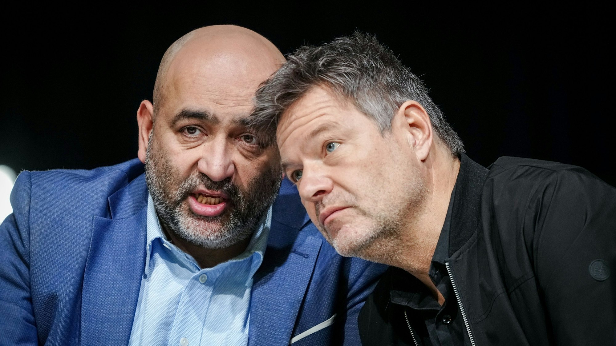 Omid Nouripour (links), Bundesvorsitzender von Bündnis 90/Die Grünen, und Robert Habeck (Bündnis 90/Die Grünen), Bundesminister für Wirtschaft und Klimaschutz, nehmen am Bundesparteitag von Bündnis 90/Die Grünen teil. Die Bundesdelegiertenkonferenz dauert bis zum 26. November 2023.