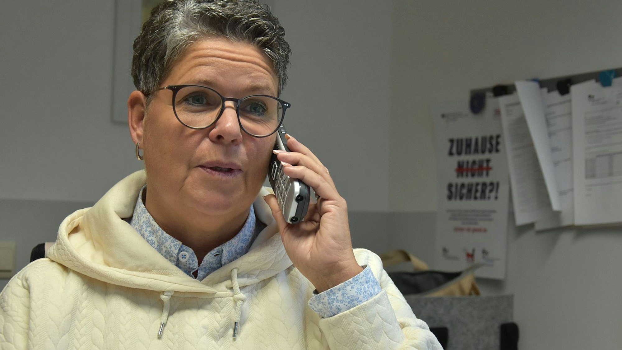 Eine Frau am Telefon.